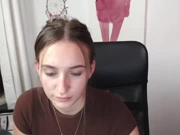 lili_petit naked cam