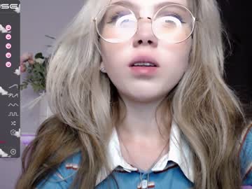 girl small_blondee image #2577365
