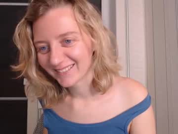 elly_helly naked cam