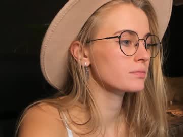 girl linellali image #2778322