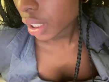 bellaeast9890 naked cam